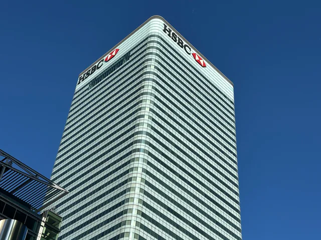 The HSBC headquarters tower at 8 Canada Square in Canary Wharf, London, seen from street level against a clear sky.